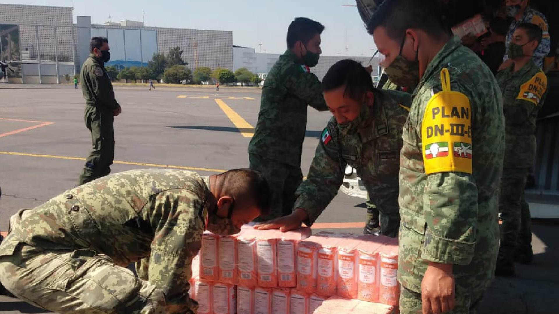 Sedena trasladó 50 toneladas de víveres para damnificados de Tabasco y Chiapas