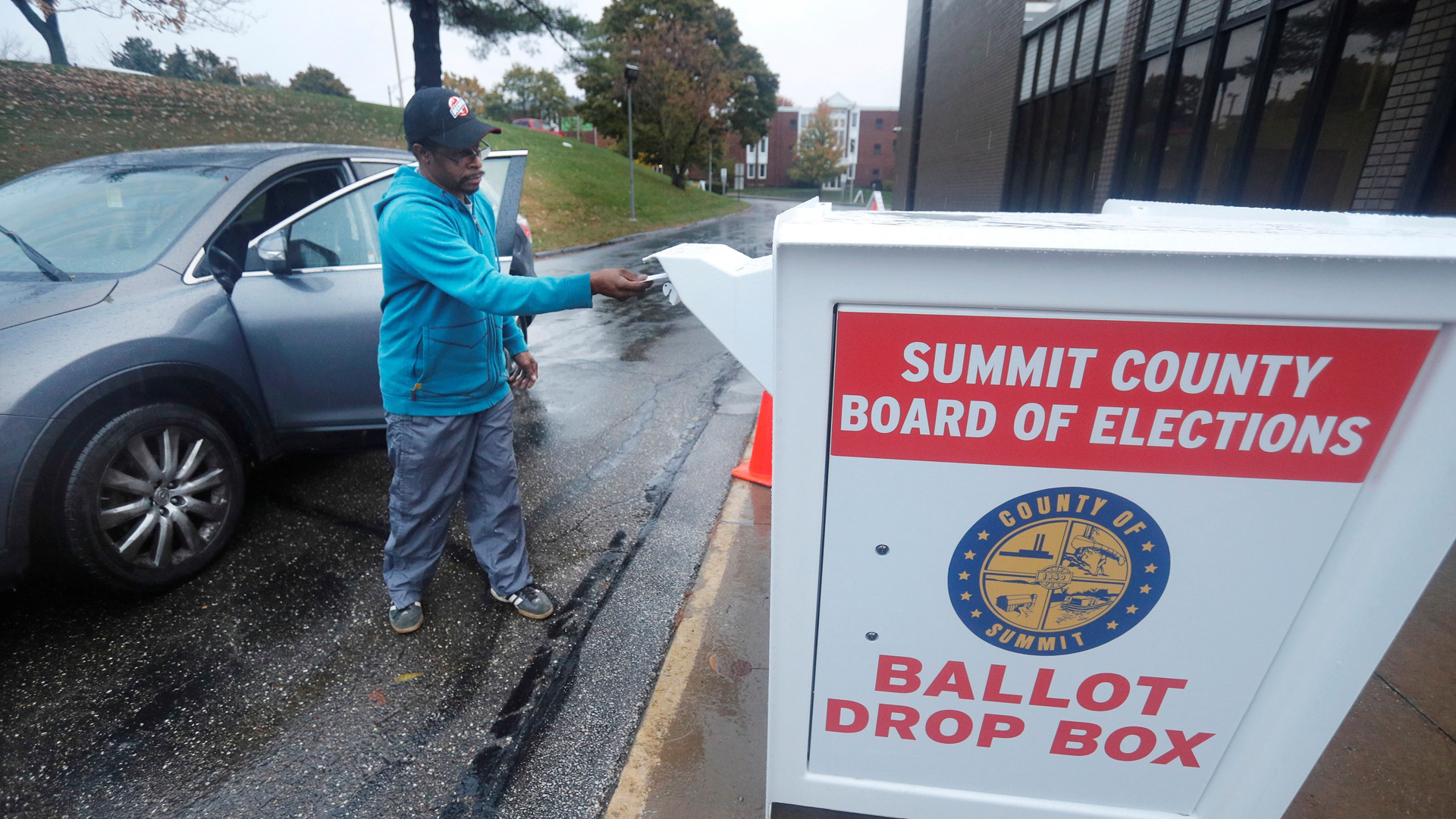 Rechaza jueza invalidar votos emitidos en Texas desde automóviles