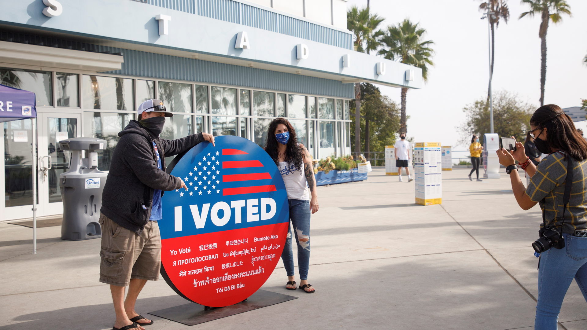 Afluencia de votantes es desigual en distintas partes de EE.UU. - votantes-se-toman-foto-en-enorme-pin-de-yo-vote