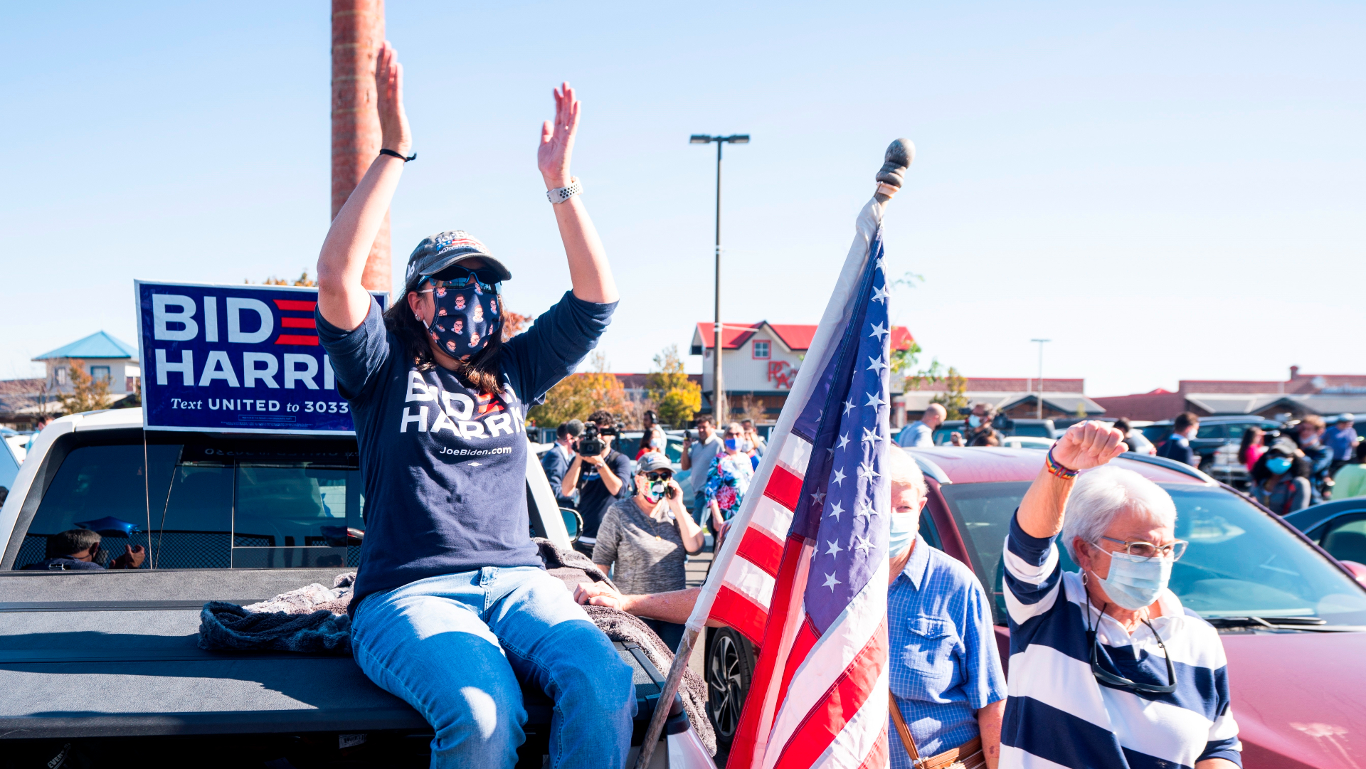 Vecinos de Biden celebran en la calle y esperan su discurso de victoria
