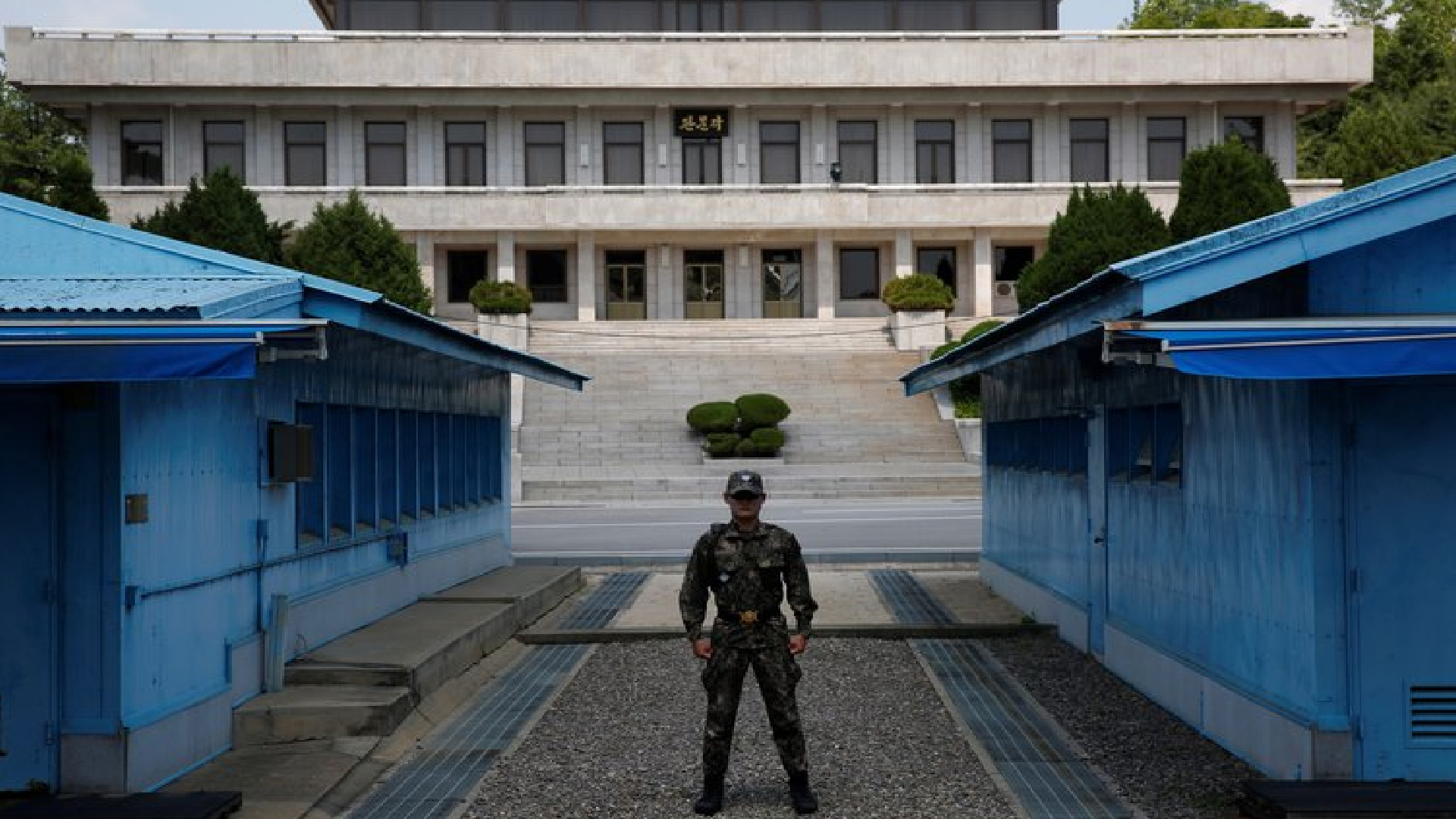 Detienen a estadounidense tras cruzar la frontera con Corea del Norte Detienen a estadounidense tras cruzar la frontera con Corea del Norte