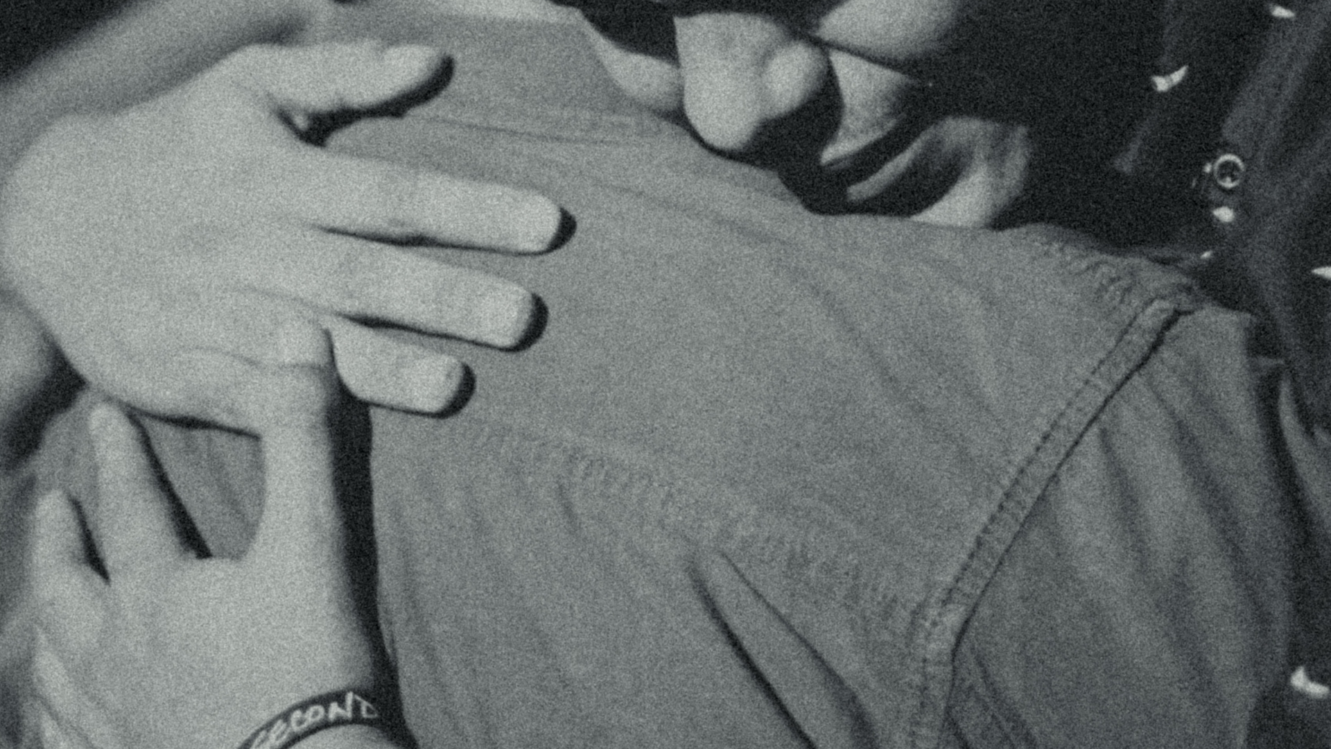 Abrazarse en fiestas decembrinas podría desencadenar “brotes brutales” de COVID-19, alerta OMS