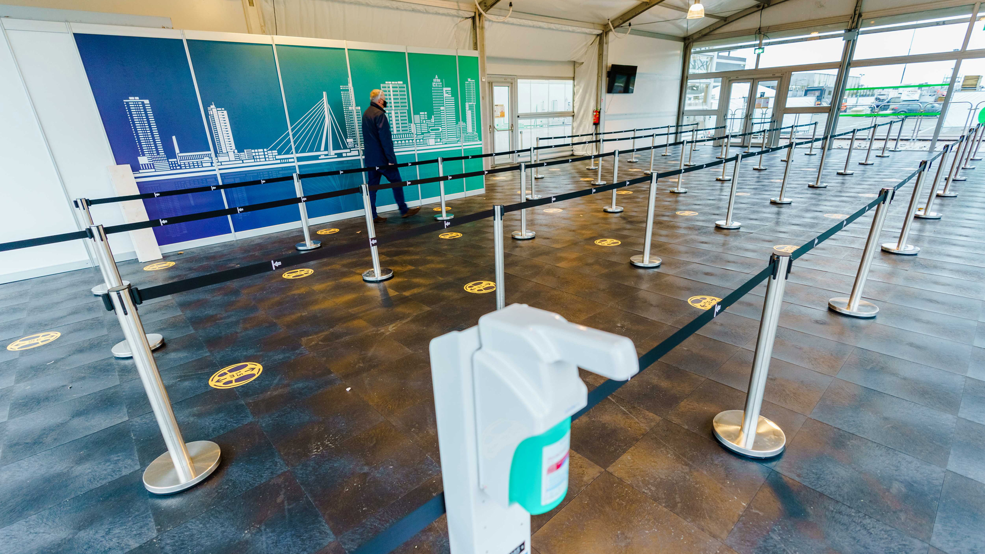 Suspenden Italia y Países Bajos vuelos con Reino Unido por nueva variante de COVID-19