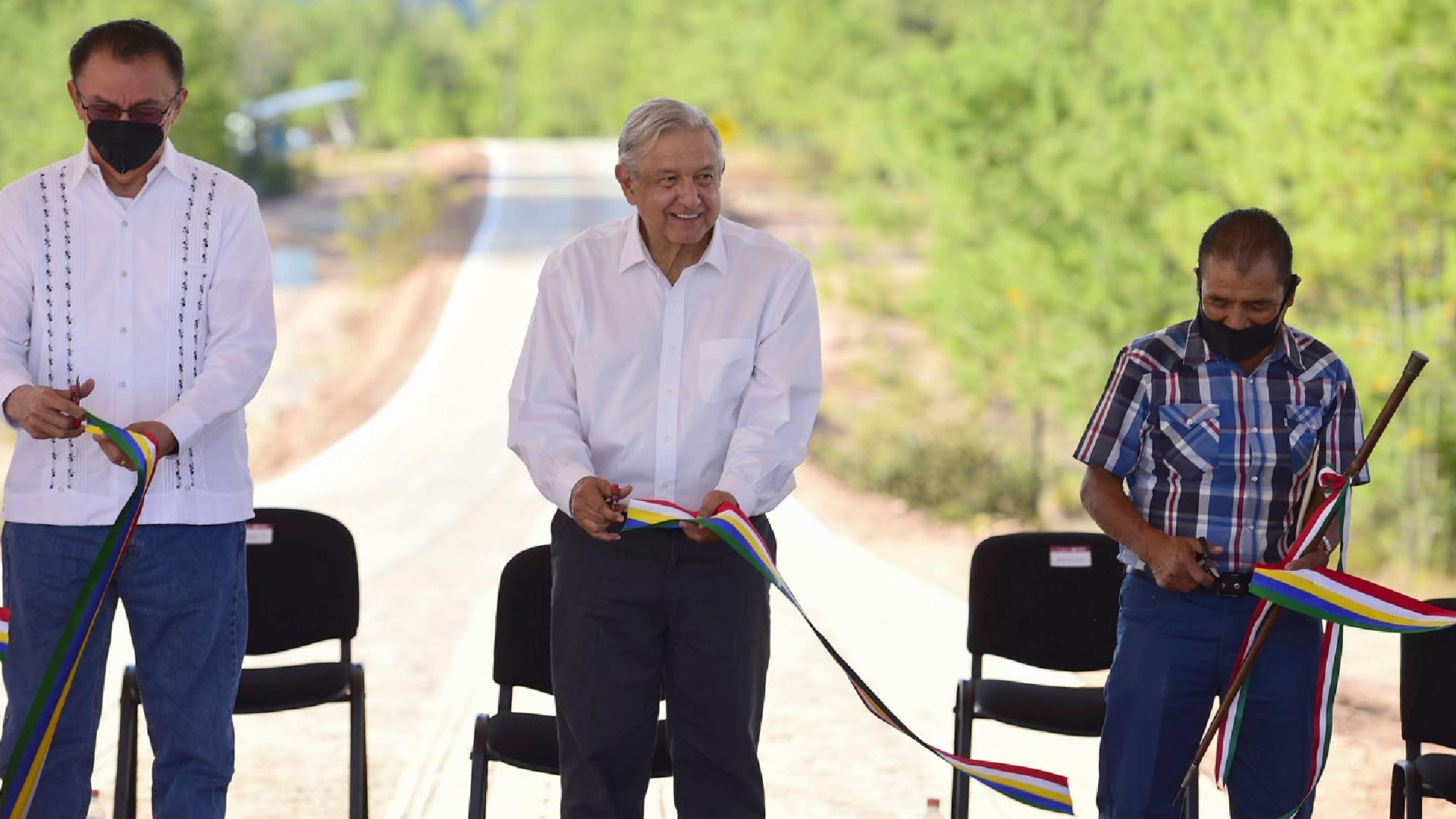 AMLO confía que todo Oaxaca estará comunicado antes de terminar su mandato