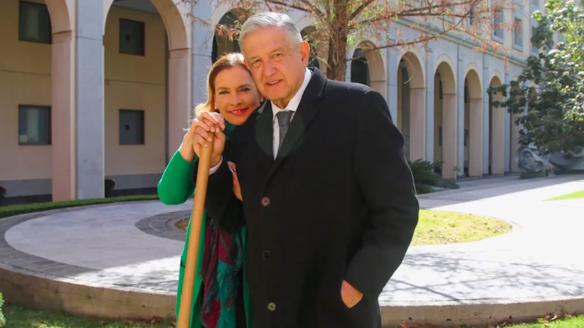 #Video Siembra AMLO ahuehuete en honor a las víctimas de la pandemia; pide tener fe en que el 2021 será un mejor año