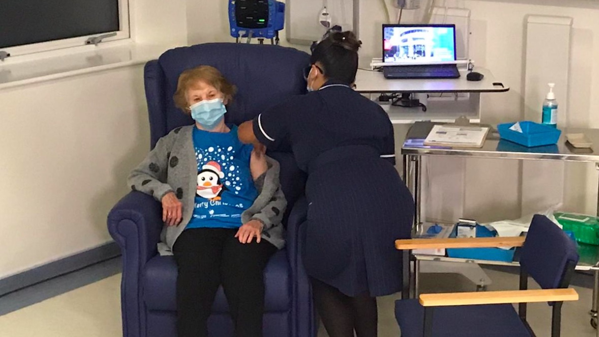 Johnson agradece a personal sanitario por iniciar la vacunación contra COVID-19 en Reino Unido