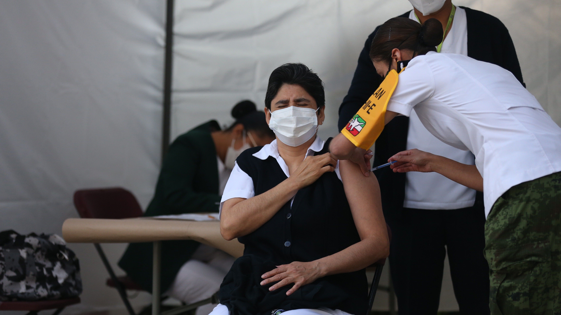 “Es una lluvia de emociones”, afirman médicos al vacunarse contra COVID-19