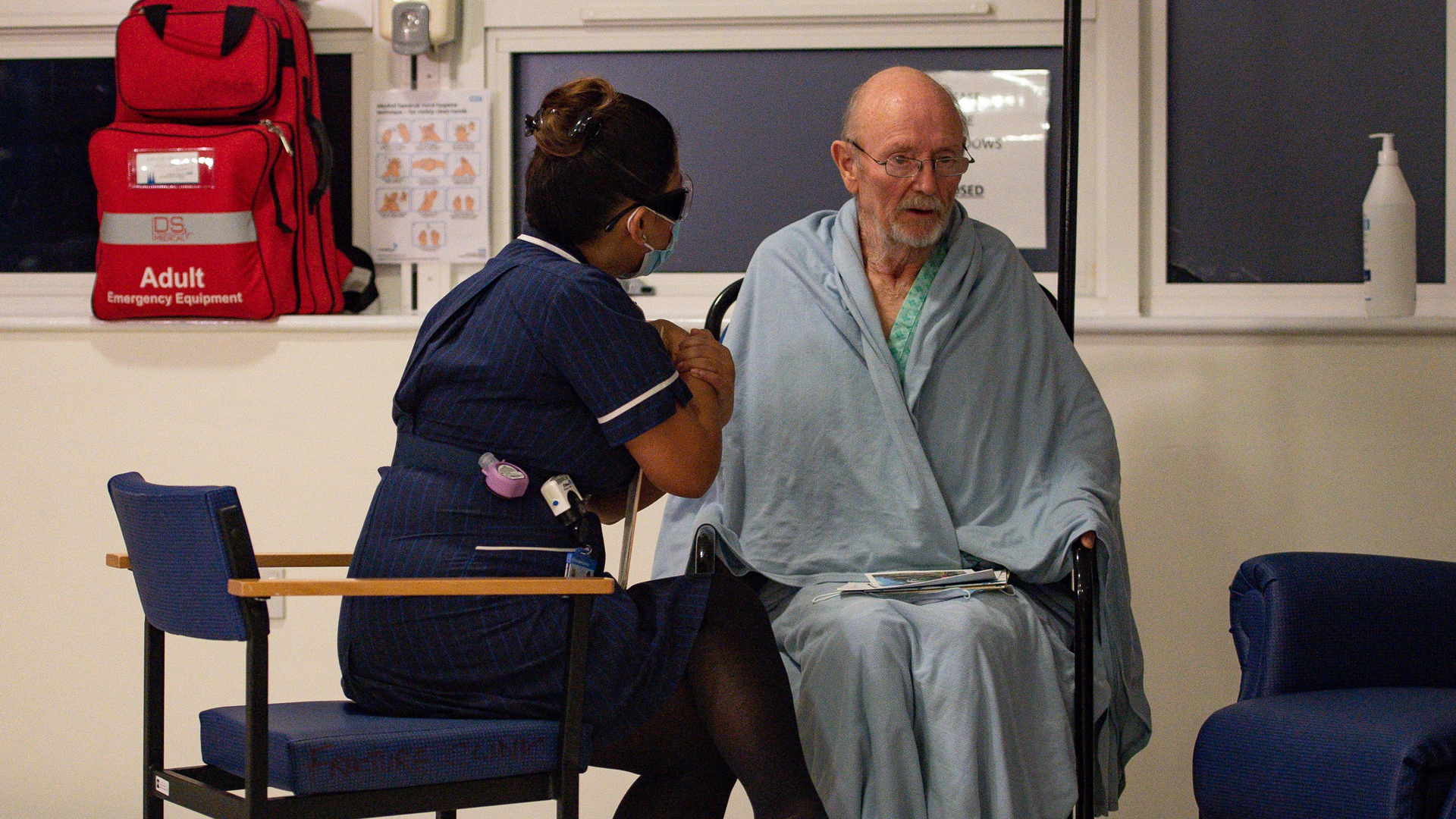 Vacunan en Reino Unido a William Shakespeare contra COVID-19 - aplicacion-de-vacuna-contra-covid-19-a-william-shakespeare