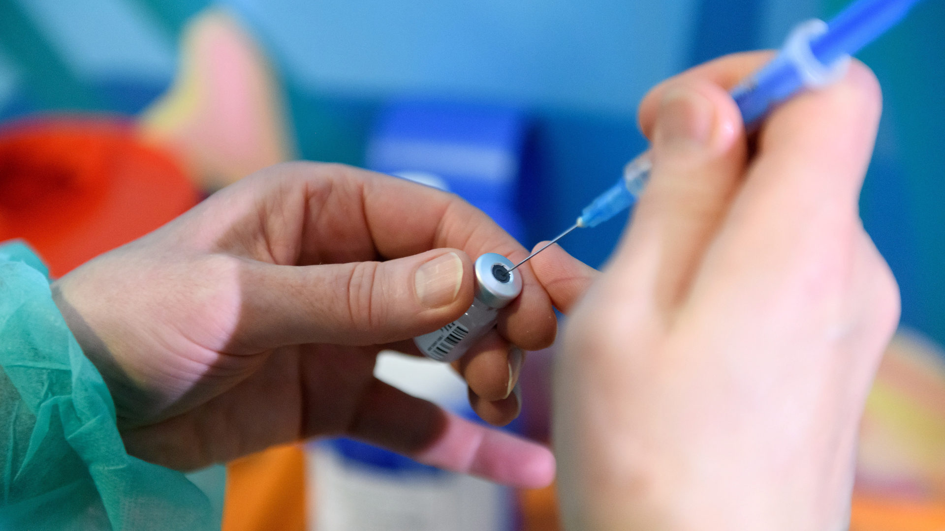 Quienes tuvieron COVID-19 no deben esperar para vacunarse si donde viven circulan variantes