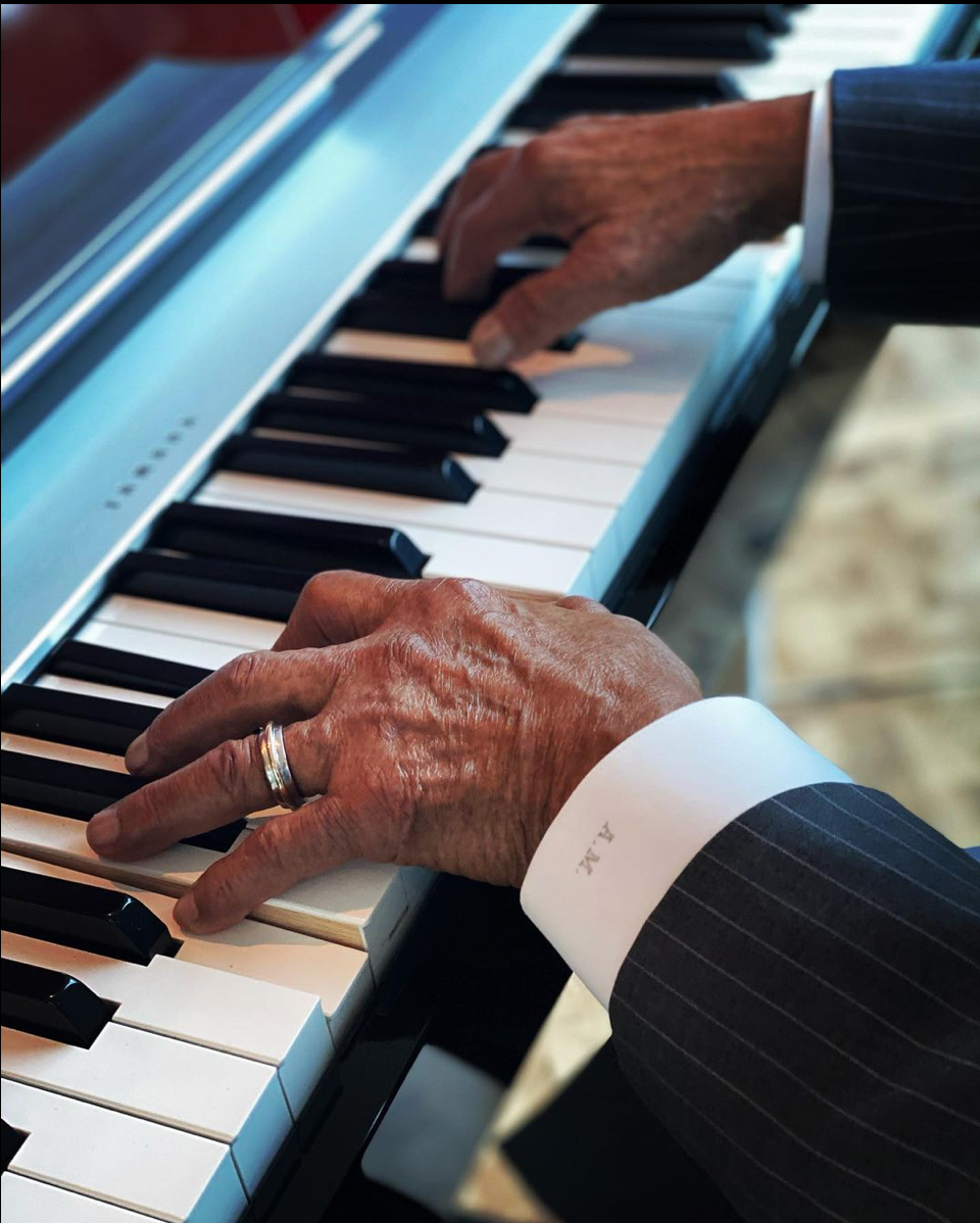 Una imagen que lo deja vivo - armando-manzanero