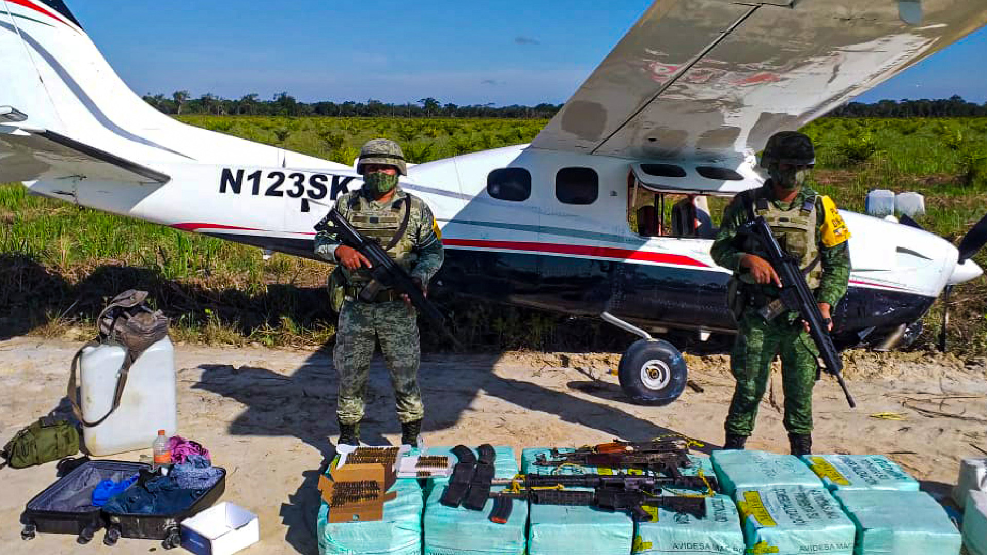 Sedena asegura aeronave con droga, armas y munición en Campeche