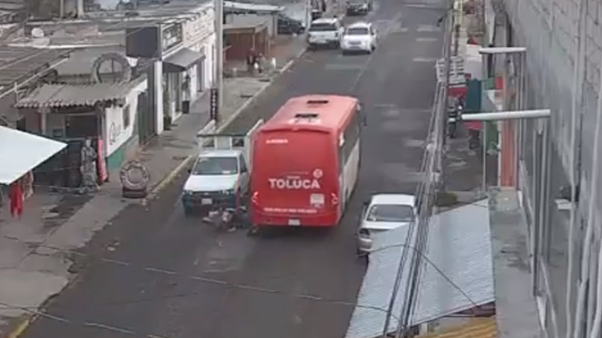 #Video Atropella autobús a niña de 13 años en Edomex; pobladores incendian unidades