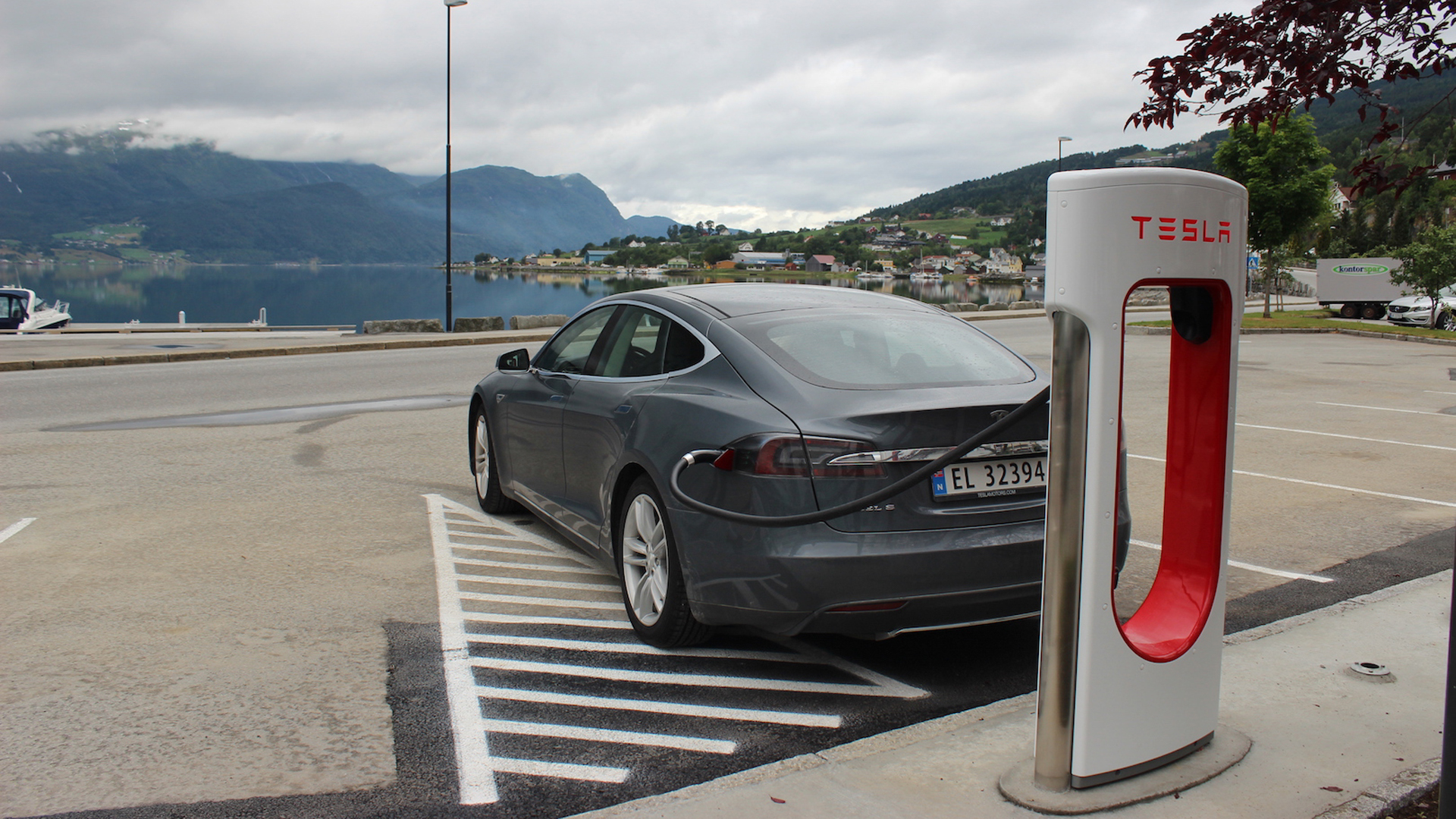 El 2020 dio a Tesla un meteórico ascenso en los mercados - auto-de-tesla-conectado-a-estacion-de-carga-electrica