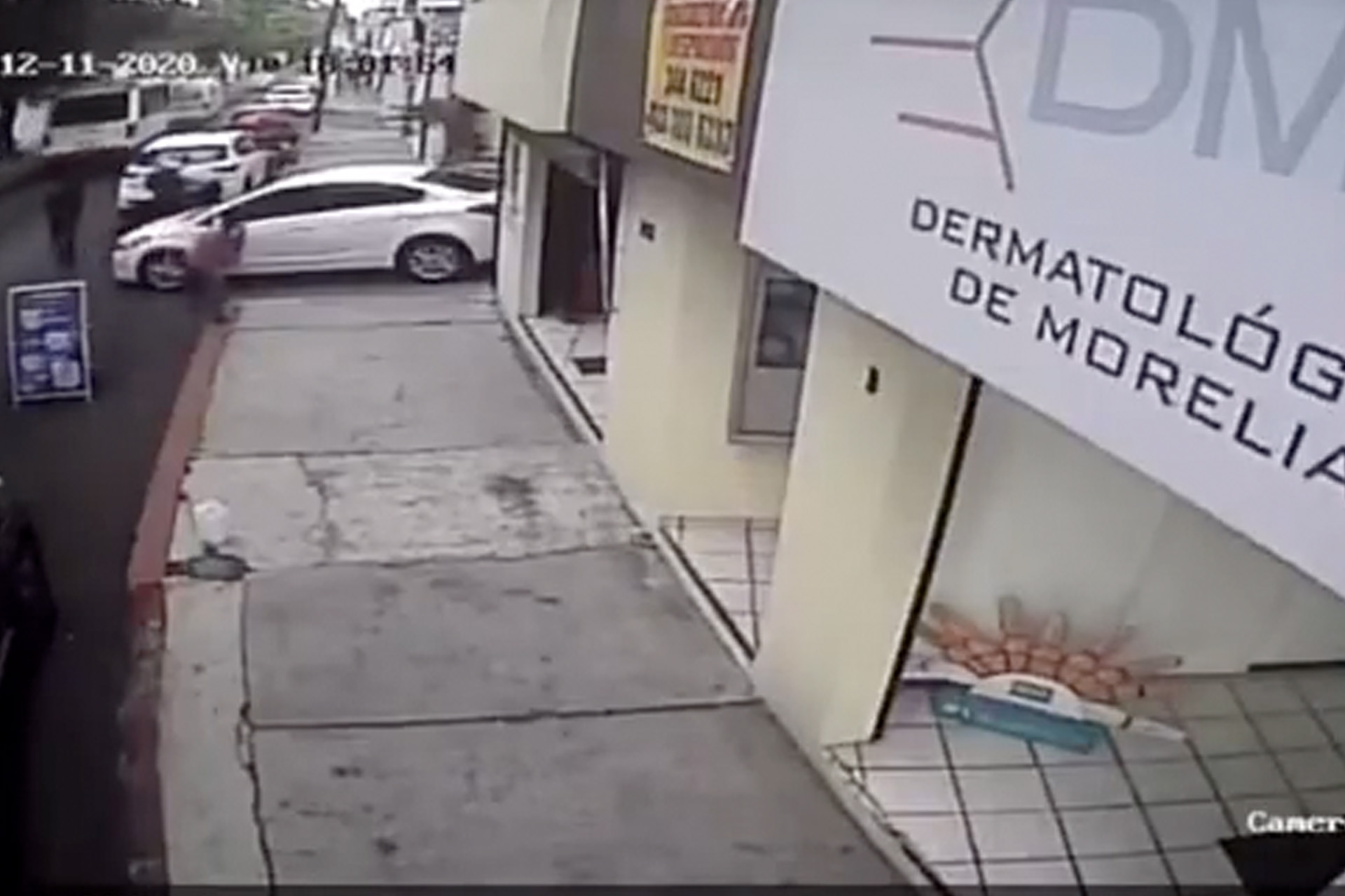 #VIDEO Automovilista embiste a sujetos que intentaron asaltarlo en Morelia, Michoacán