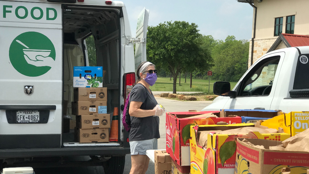 Millones en EE.UU. abocados a la caridad para llenar su despensa en la pandemia