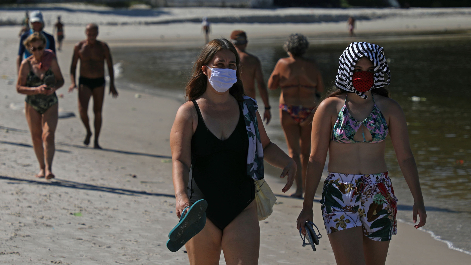 Brasil detecta sus dos primeros casos de cepa británica de COVID-19 - banistas-en-playas-de-brasil-durante-pandemia-de-covid-19