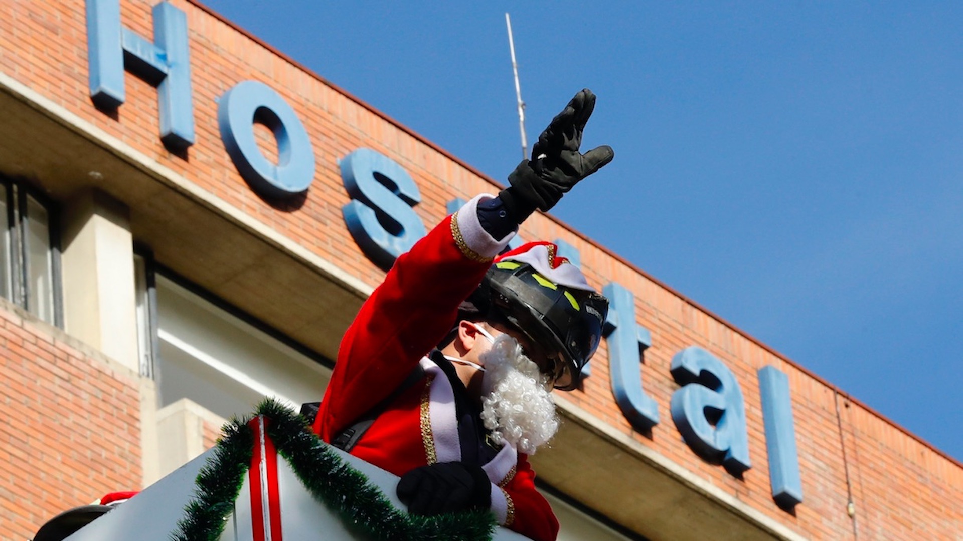 Bomberos de Bogotá llevan regalos a niños y ancianos hospitalizados Bomberos de Bogotá llevan regalos a niños y ancianos hospitalizados