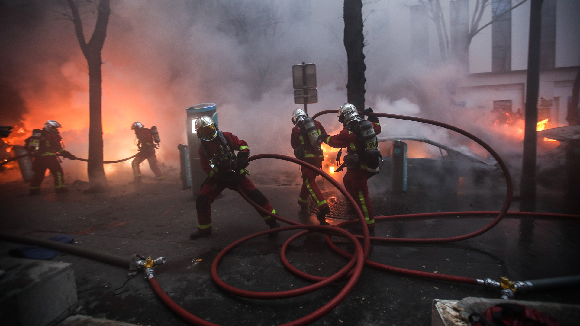 Protestas contra ley de seguridad en Francia dejan 95 detenidos y 67 policías heridos - bomberos-trabajan-para-apagar-los-autos-incendiados-durante-protestas-en-francia