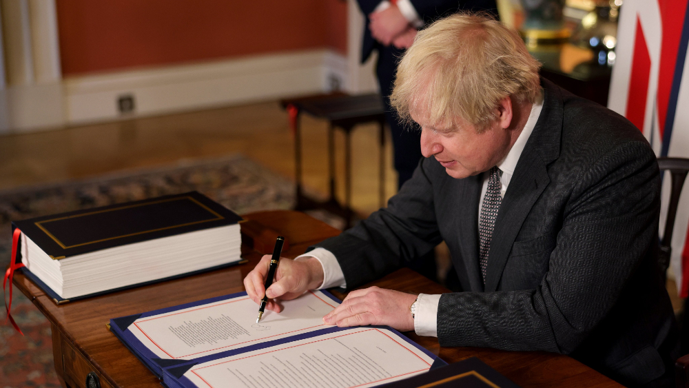 Boris Johnson firma el acuerdo del Brexit al que llegó con la Unión Europea