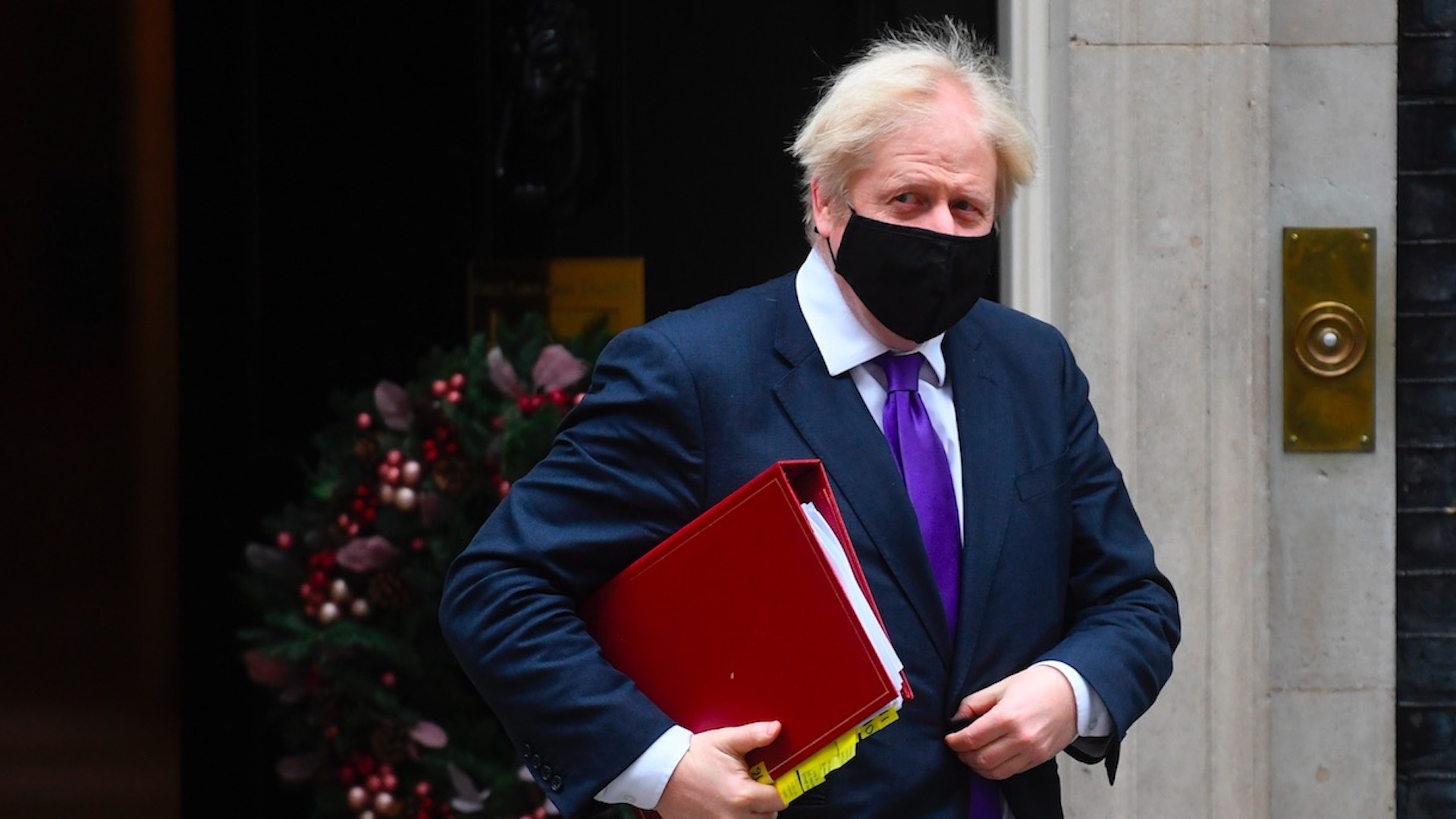 “Vacuna nos permitirá recuperar nuestras vidas”, asegura Boris Johnson tras aprobación para  Pfizer