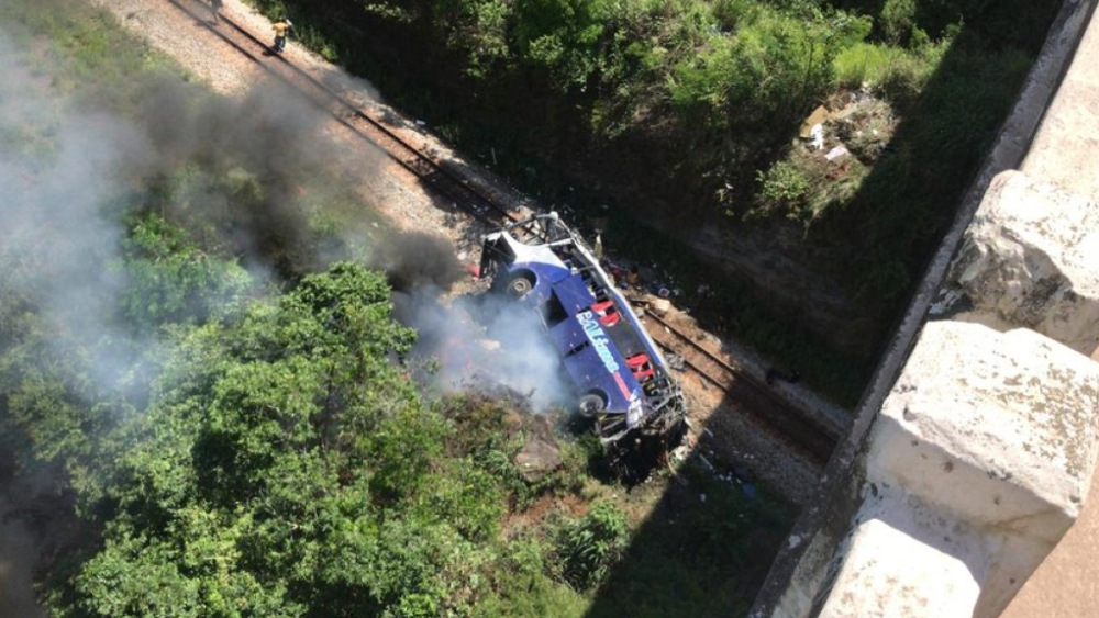 Al menos 14 muertos y varios heridos al caer autobús de un puente en Brasil