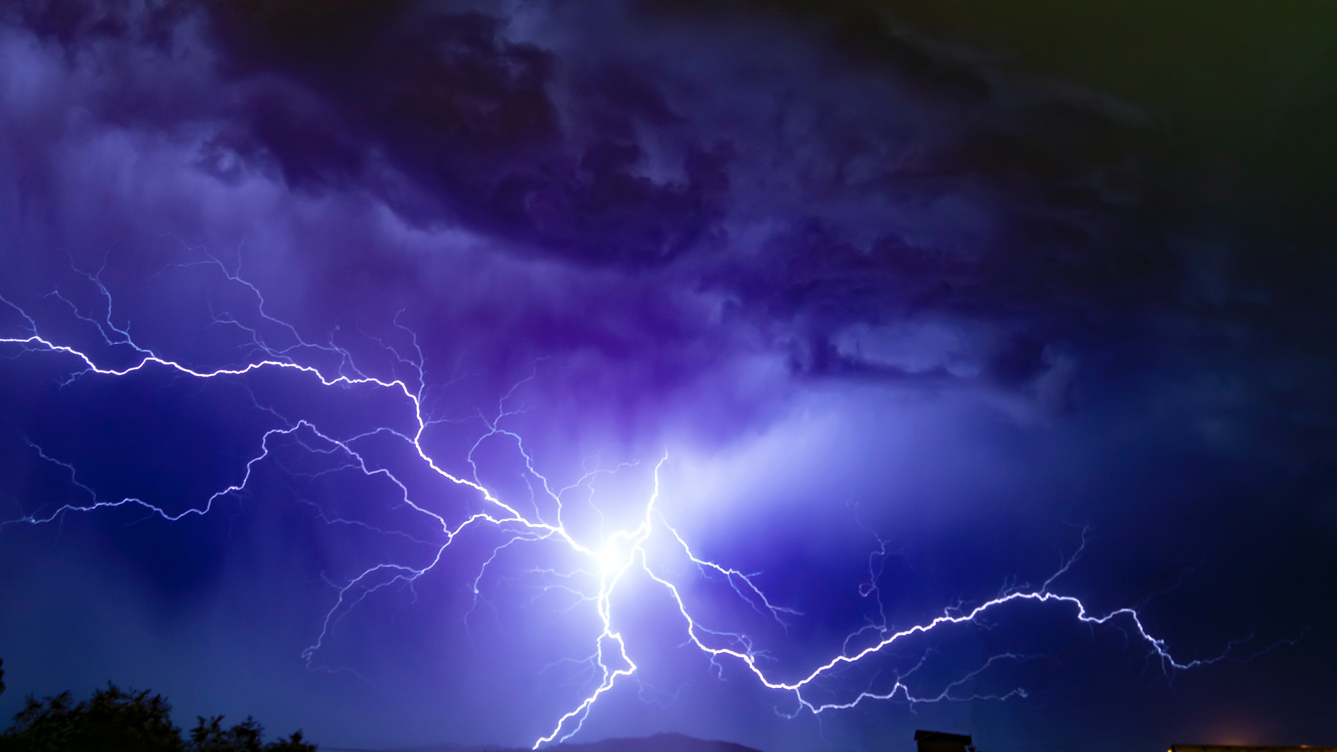 Un muerto y dos heridos por caída de rayo en Perú Un muerto y dos heridos por caída de rayo en Perú