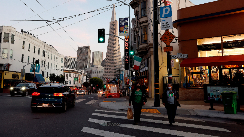 Dos regiones de California restringirán movilidad desde este domingo Dos regiones de California restringirán movilidad desde este domingo