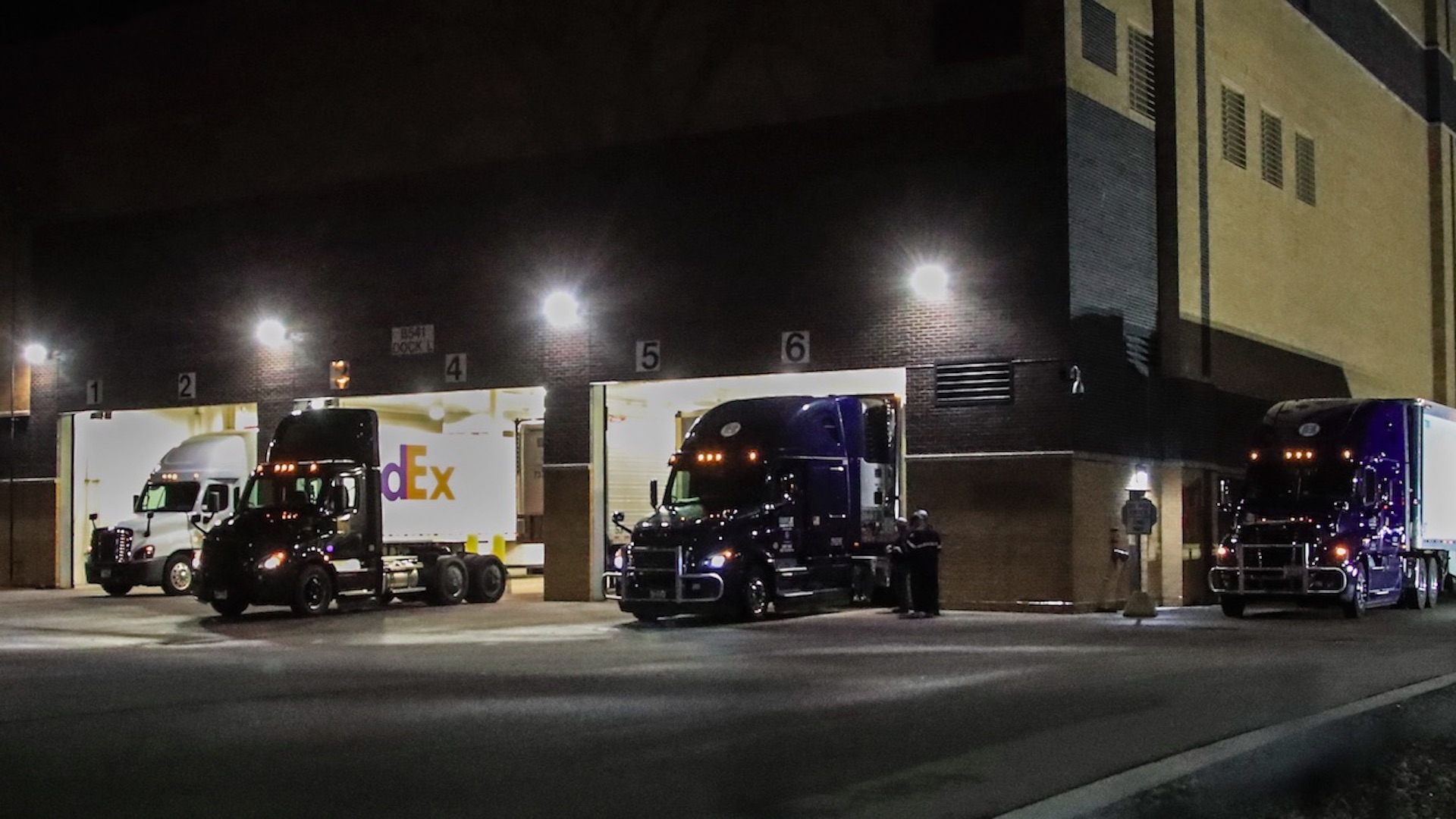 Primeros camiones comienzan a distribuir la vacuna contra COVID-19 de Pfizer en Estados Unidos - camiones-con-vacunas-contra-covid-19-eeuu