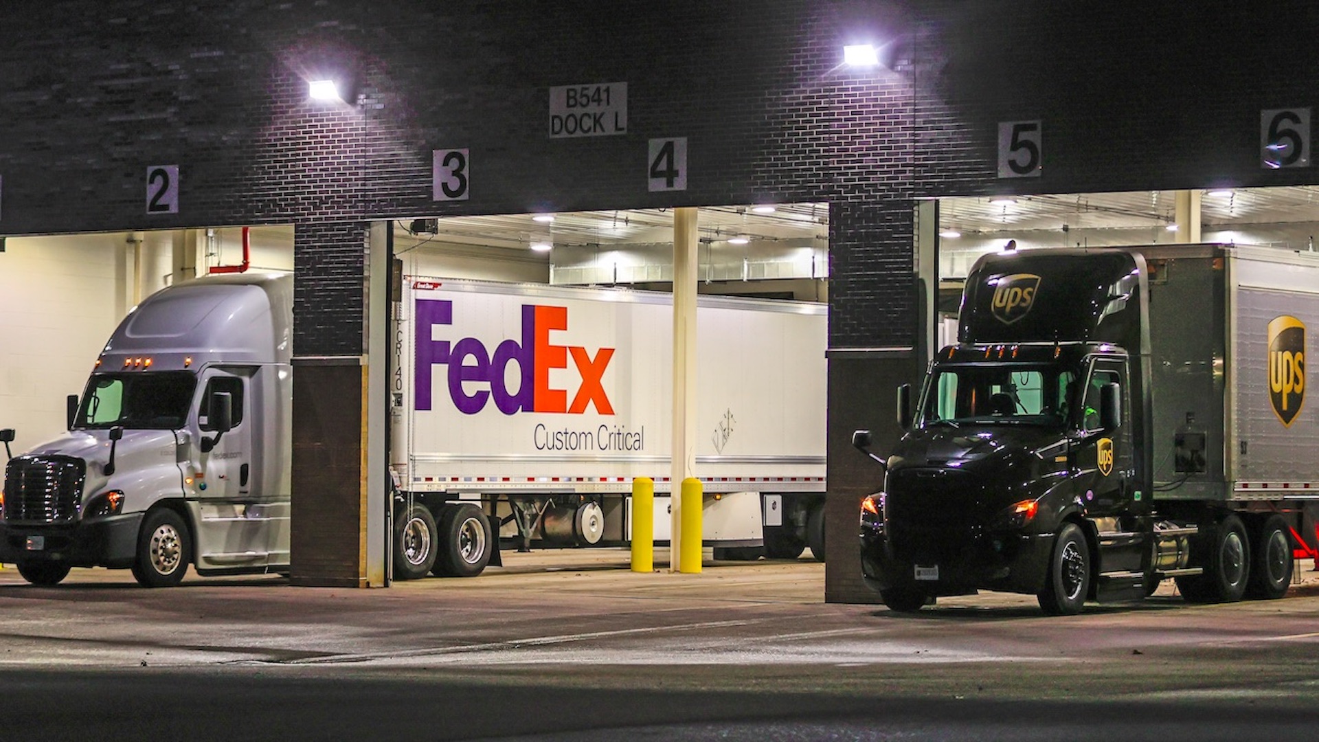 Los primeros camiones comienzan a distribuir la vacuna de Pfizer en EE.UU.