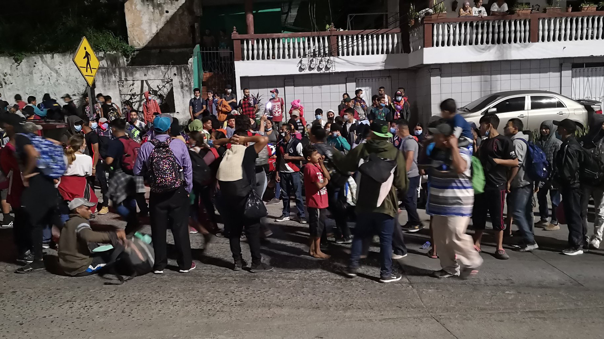Parten hondureños hacia EE.UU. en caravana ante afectaciones por Eta e Iota
