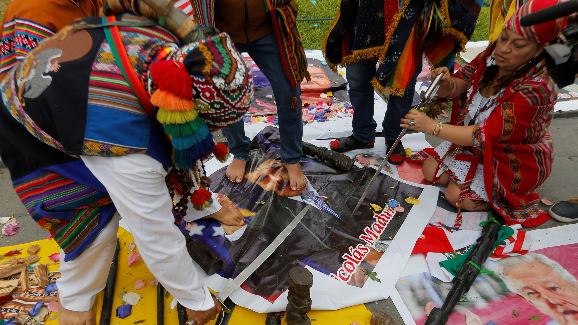 Chamanes peruanos claman tranquilidad y buena salud para 2021 - castigo-a-nicolas-maduro-en-ritual-de-chamanes-peruanos
