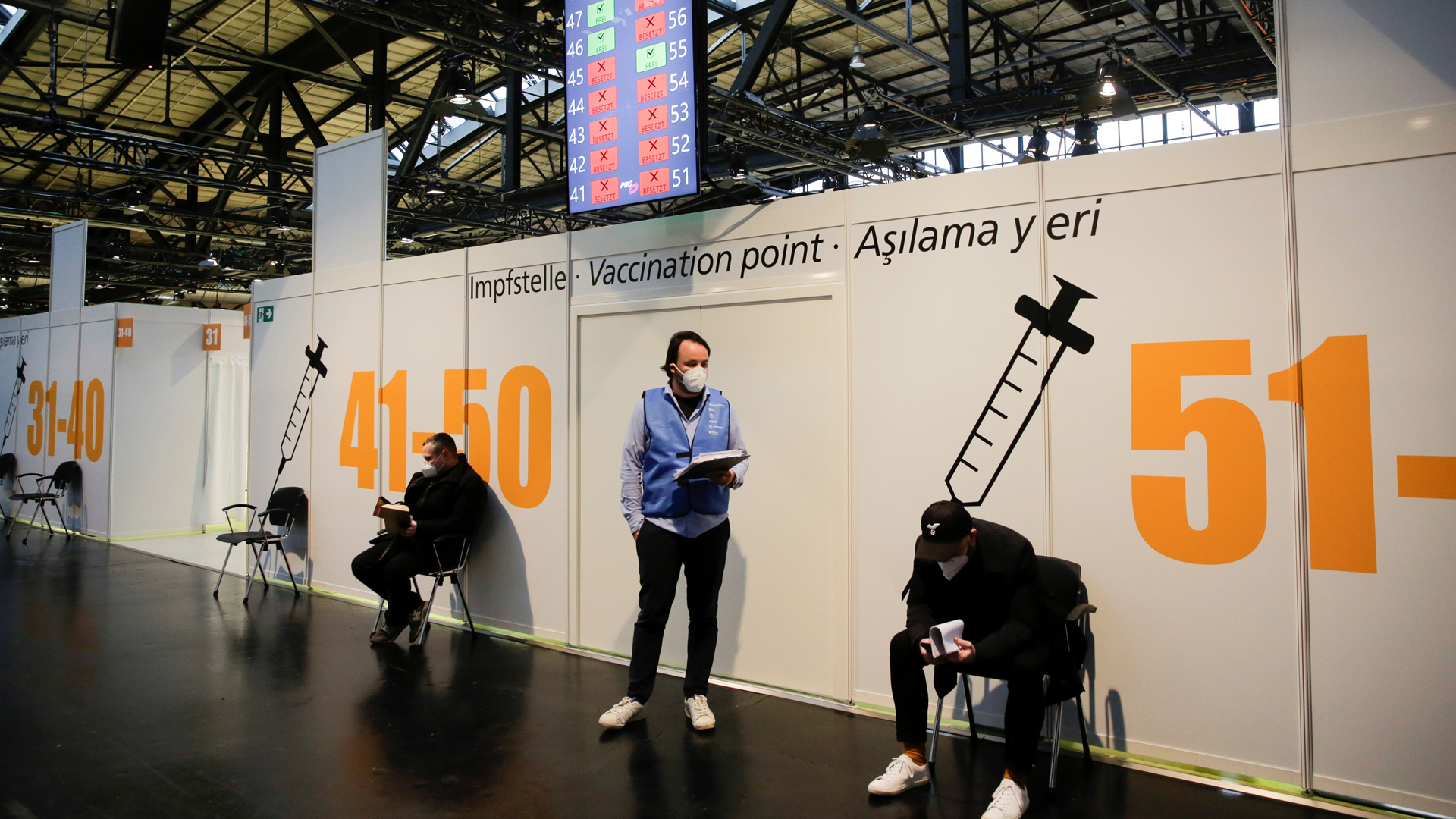 Hospitalizan a cuatro personas en Alemania por sobredosis de vacuna contra COVID-19 - centro-de-vacunacion-contra-covid-19-en-alemania