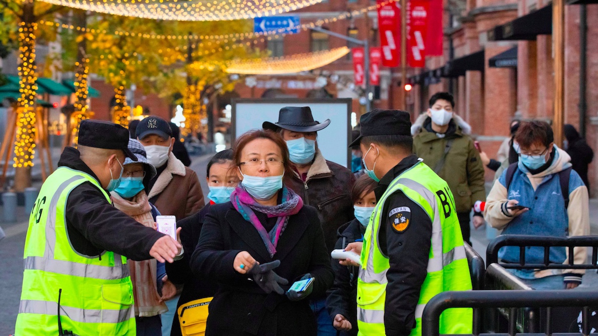 China supera el centenar de nuevos contagios por primera vez desde julio