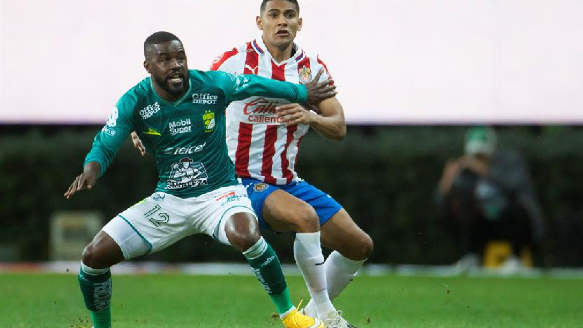 Chivas y León empatan 1-1 y dejan todo para la vuelta de la Semifinal