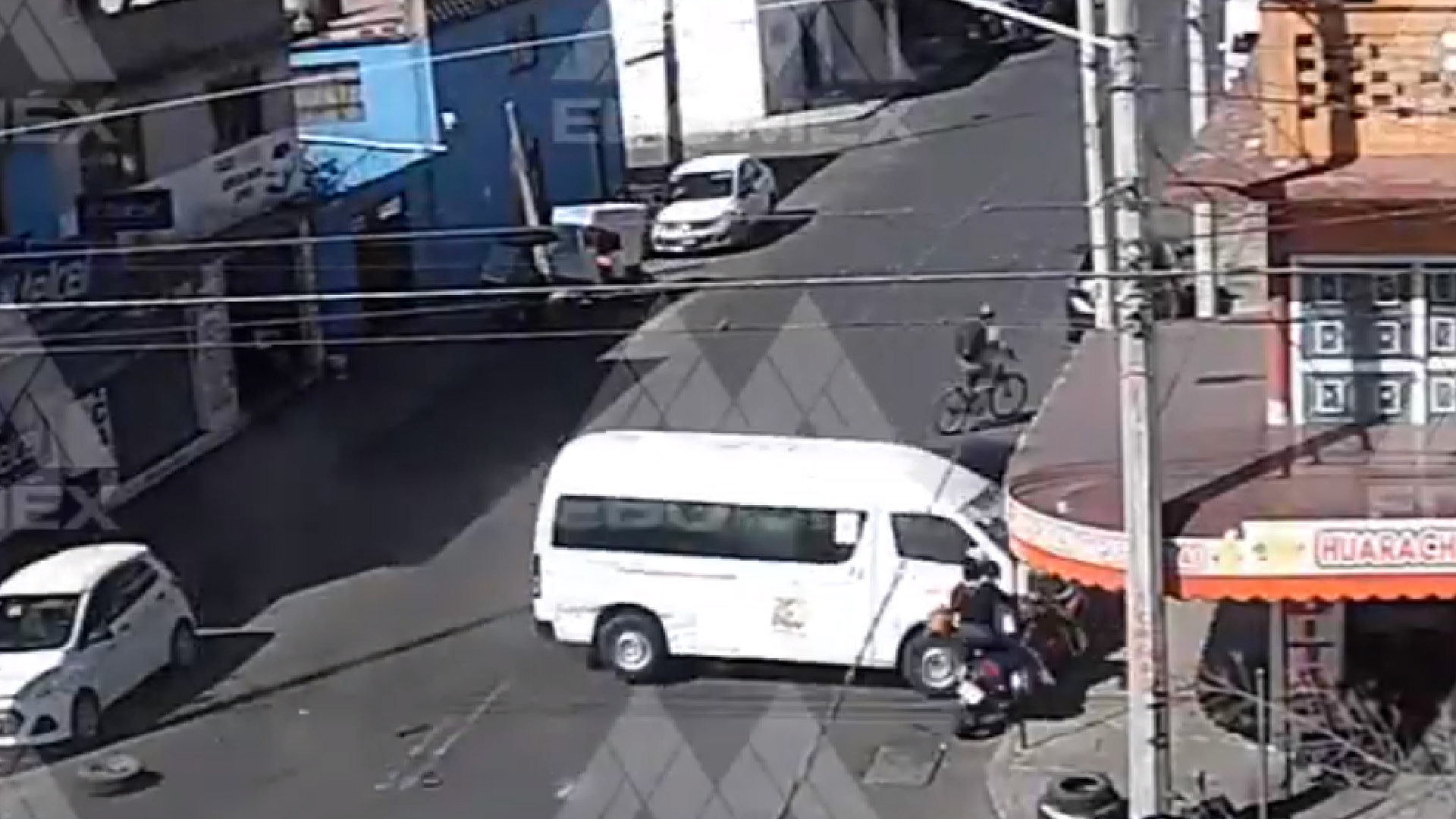 #VIDEO Chofer de transporte público a exceso de velocidad impacta contra local en Neza; intentó darse a la fuga