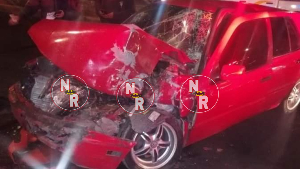 Choque de auto por exceso de velocidad en Periférico Sur deja cinco heridos - choque-de-auto-contra-muro-de-contencion-sobre-periferico-sur