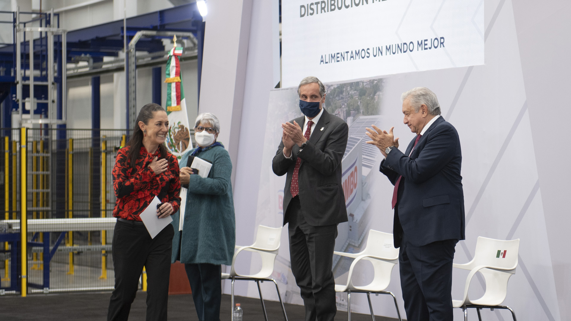 Claudia Sheinbaum aparece por primera vez sin cubrebocas con López Obrador