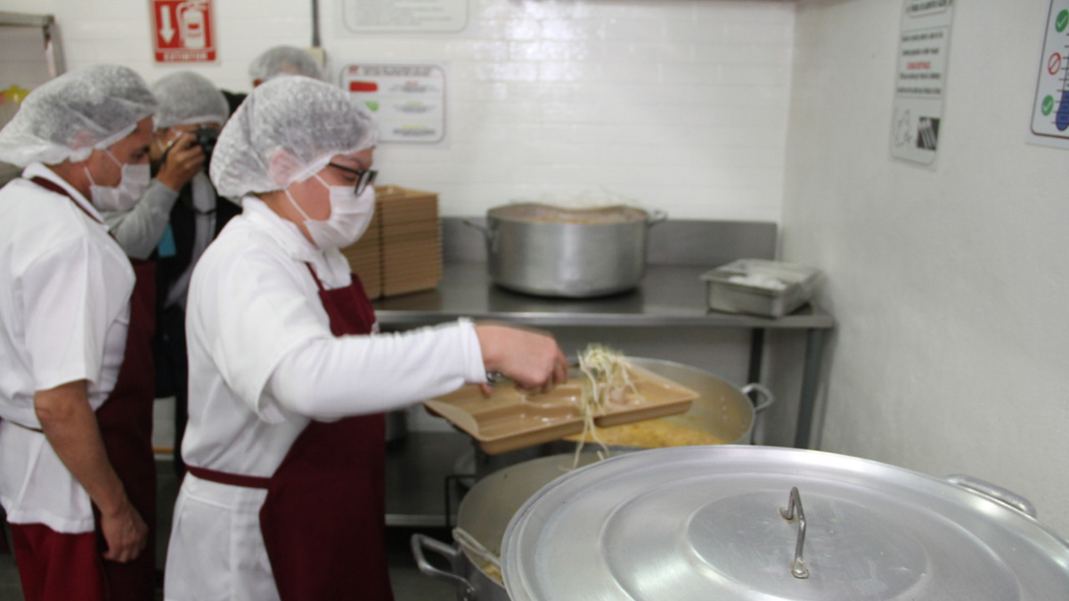 Recibieron el 2021 en 'El Torito' 12 automovilistas; cenaron cerdo en salsa de manzana - cocineras-de-carceles-capitalinas-sirven-menu-navideno-para-presos