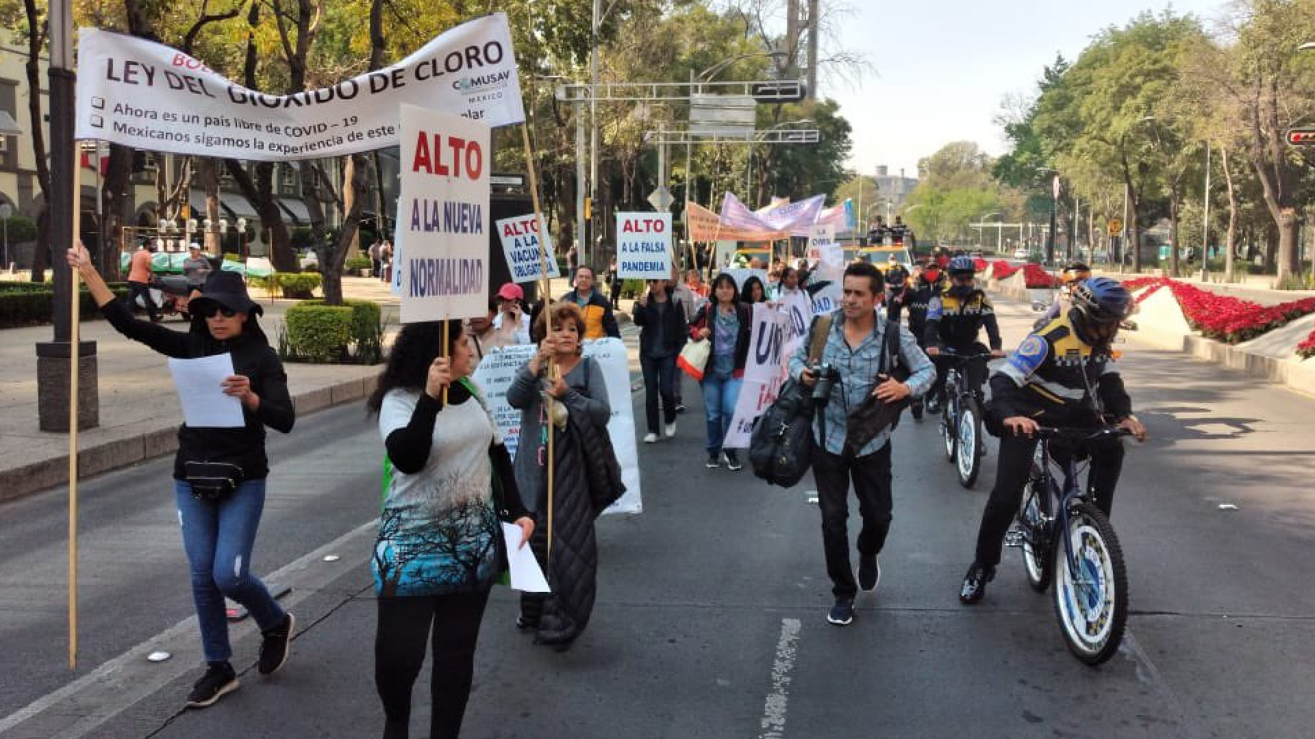 #VIDEO Colectivo marcha en protesta contra el Gobierno capitalino por declarar Semáforo Rojo