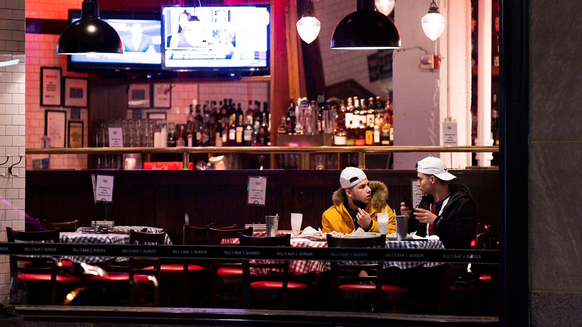 Bajan propinas en restaurantes y bares de EE.UU. por exigencia de medidas contra COVID-19