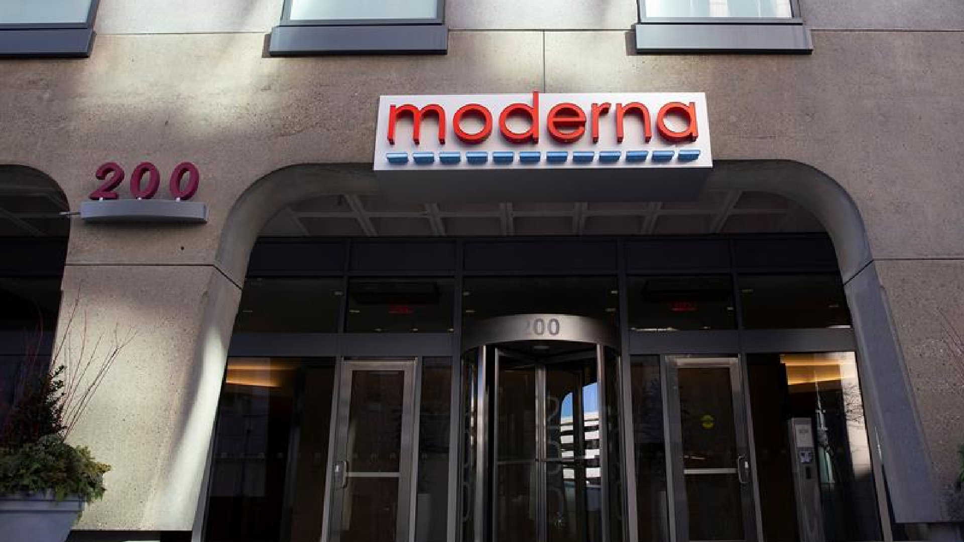 Comité de la FDA recomienda aprobar vacuna de Moderna contra COVID-19 en EE.UU.