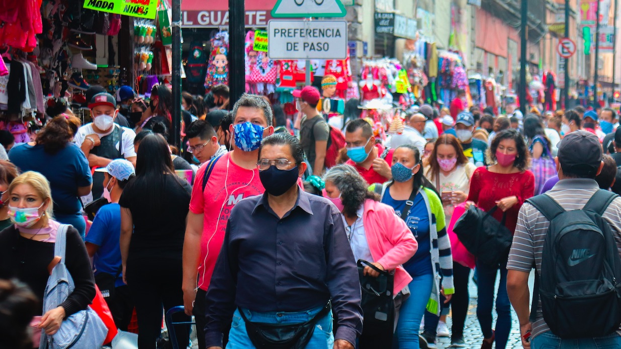 Vacuna no es pase para volver inmediatamente a las actividades, advierten expertos mexicanos
