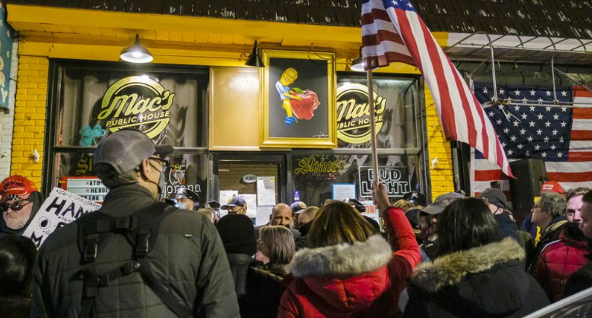 Gerente de bar en Nueva York atropella a policía que iba a multarlo por violar nombras contra COVID-19 - daniel-presti-gerente-bar-covid-19-nueva-york-2