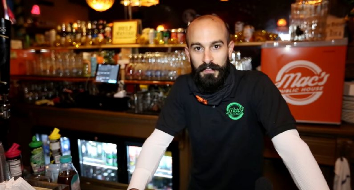 Gerente de bar en Nueva York atropella a policía que iba a multarlo por violar nombras contra COVID-19