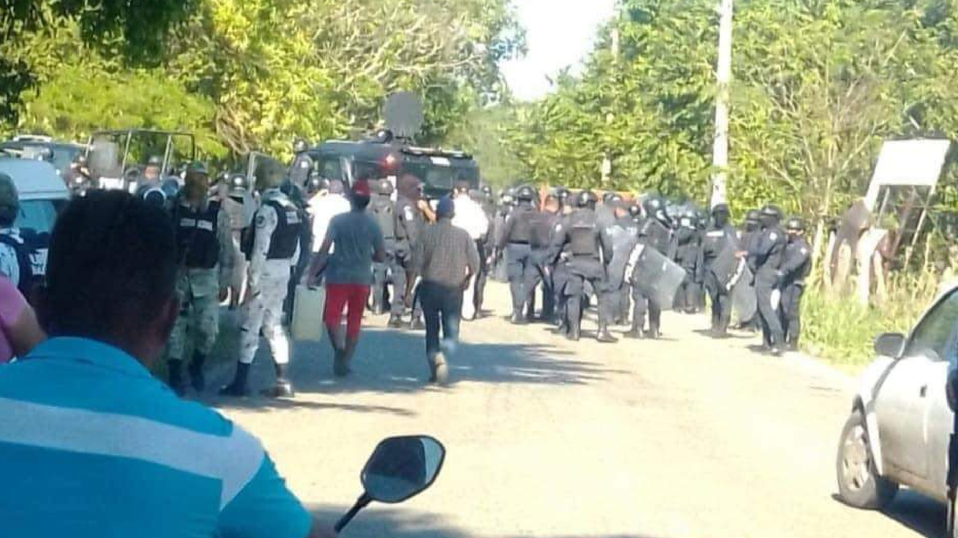 Desalojan a damnificados en Huimanguillo, Tabasco; hay 10 heridos por bala de goma