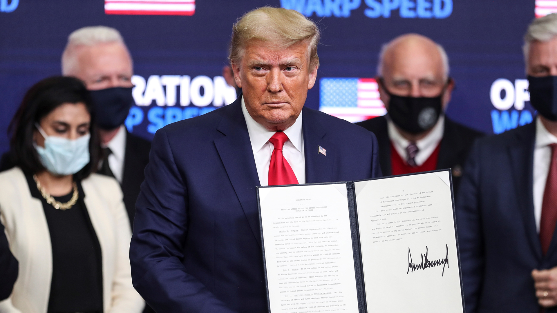 Firma Trump decreto para priorizar a EE.UU. en reparto de vacunas contra COVID-19