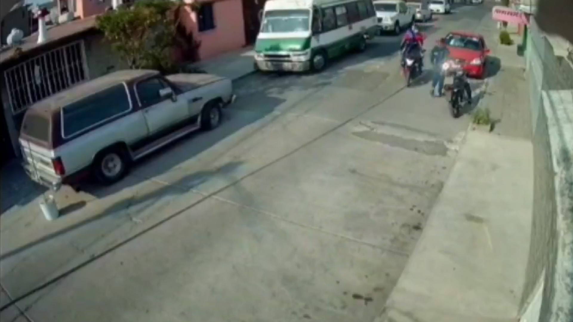 #VIDEO Criminales en motocicleta fracasan al asaltar a joven en Ciudad Azteca, Ecatepec