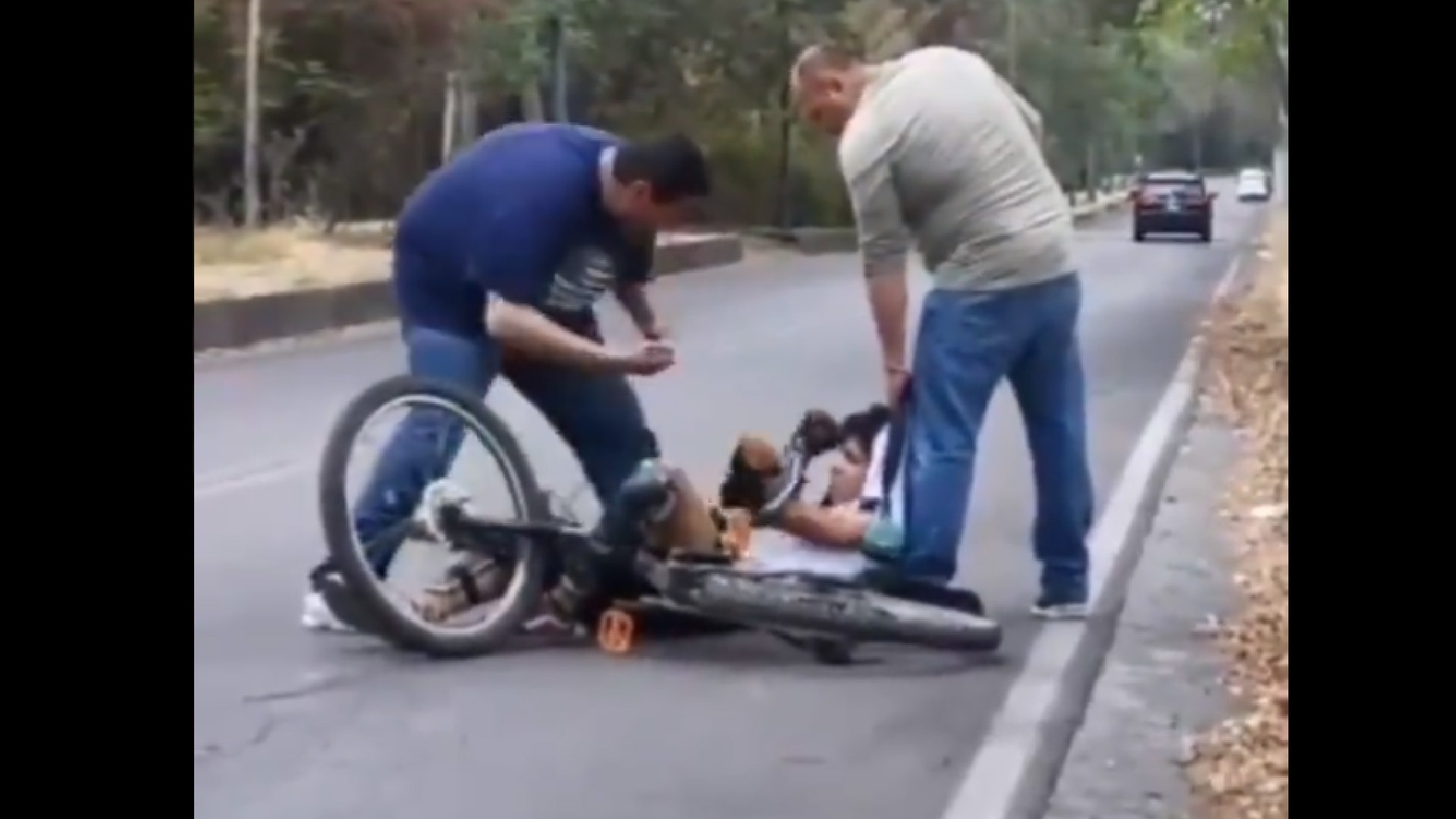 #Video Funcionarios del Programa Muévete en Bici de la CDMX golpean a joven; Movilidad confirma que fueron dados de baja