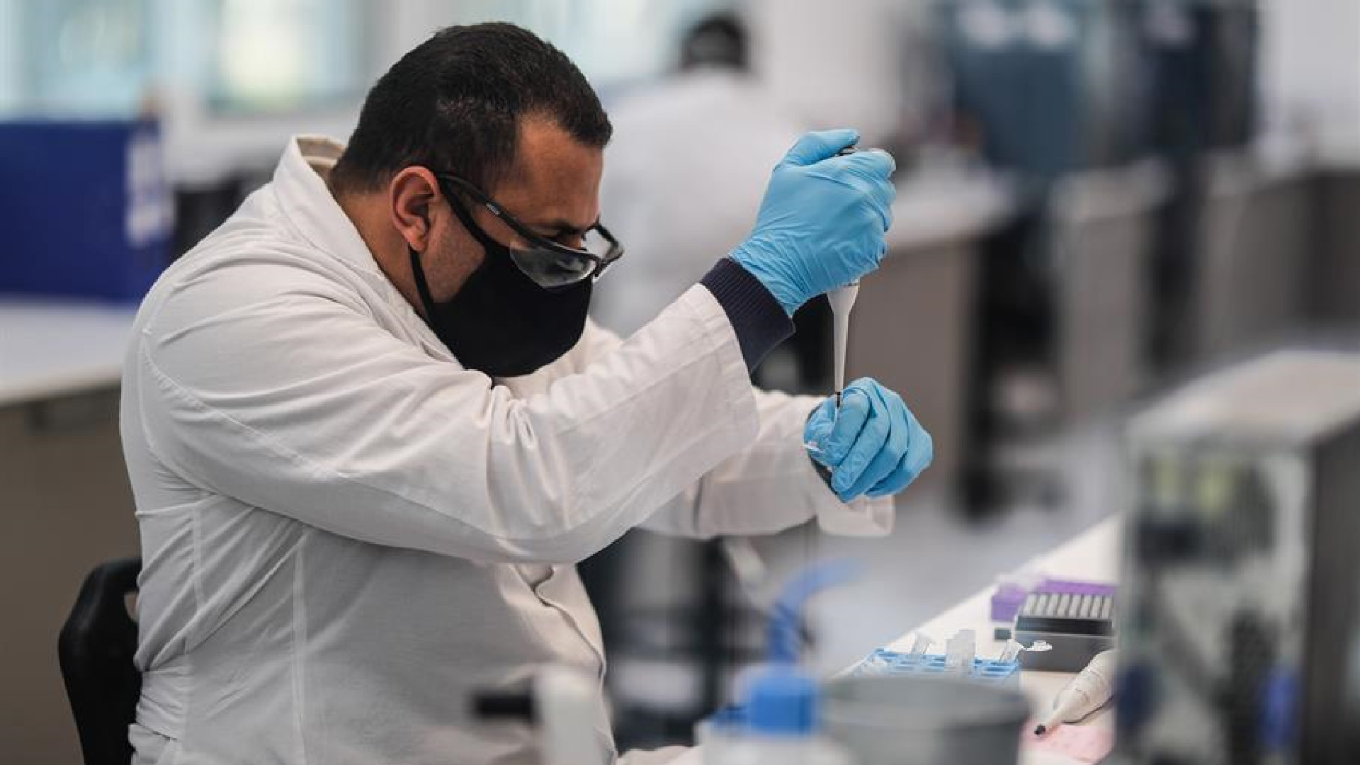 El Salvador autoriza uso de vacuna de AstraZeneca contra COVID-19