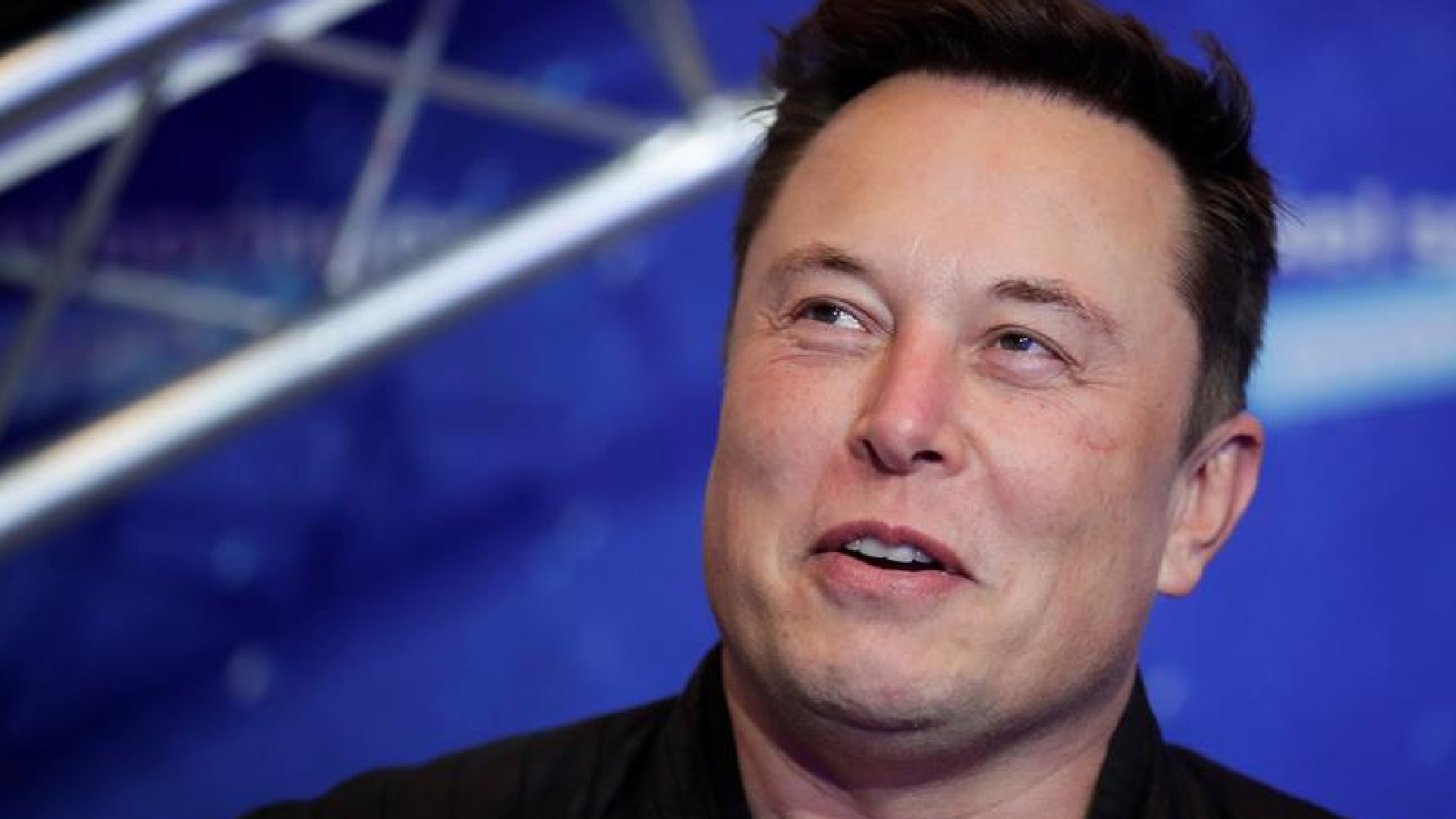 Elon Musk trató de vender Tesla a Apple y otras seis noticias tecnológicas en América